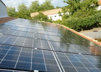 panneaux solaires en surimposition sur toit en tuile