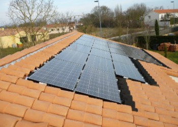 Panneaux solaires photovoltaïques en intégration sur toiture en tuile