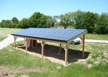 Panneaux solaires photovoltaïques sur chassis au sol