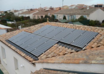 Panneaux solaires photovoltaïques en surimposition sur toit en tuiles
