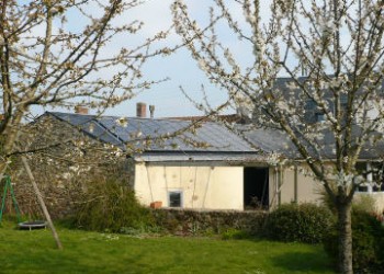 Panneaux solaires photovoltaïques en surimposition sur toiture en ardoises