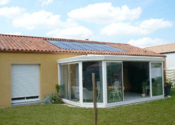Panneaux solaires photovoltaïques en intégration sur toiture en tuile