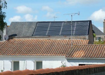 Panneaux solaires en intégration sur toiture en ardoise